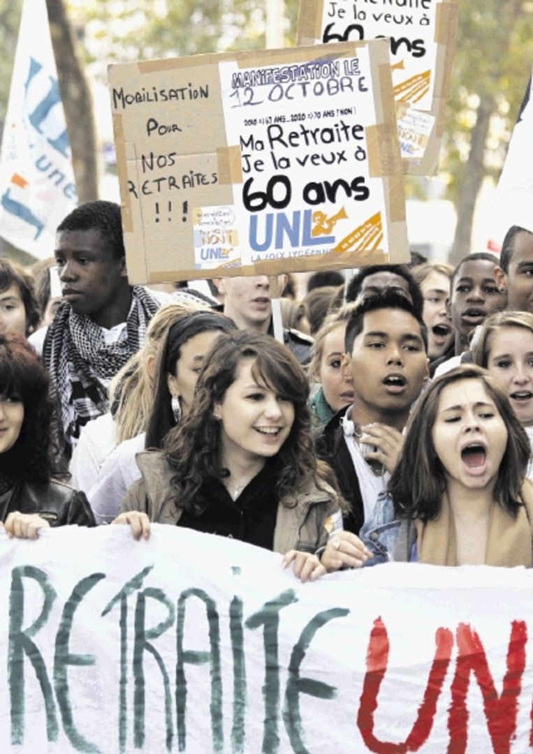 Ook in Lyon sloten jongeren zich gisteren aan bij het protest tegen pensioenhervormingen. (FOTO REUTERS) Beeld REUTERS