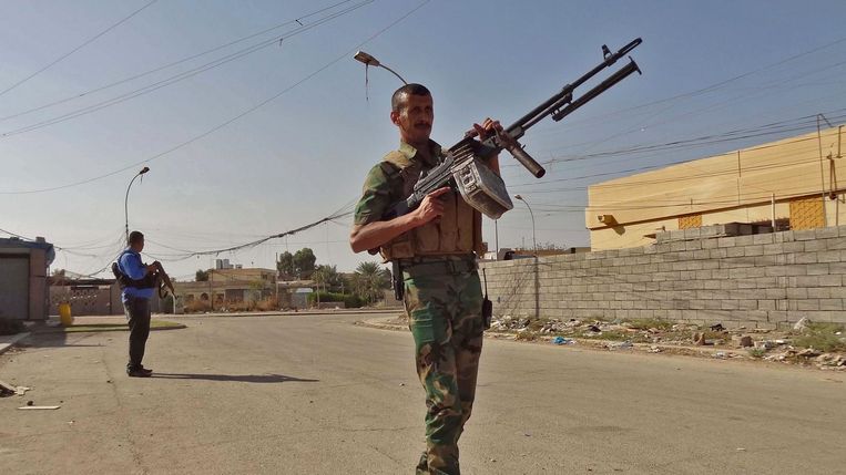 Iraakse politie en Koerdische milities in Kirkuk. Beeld afp
