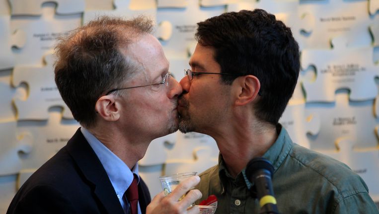 Voorvechter van het homohuwelijk John Lewis (links) kust zijn man Stuart Gaffney gisteren, na de uitspraken van Obama. Beeld REUTERS