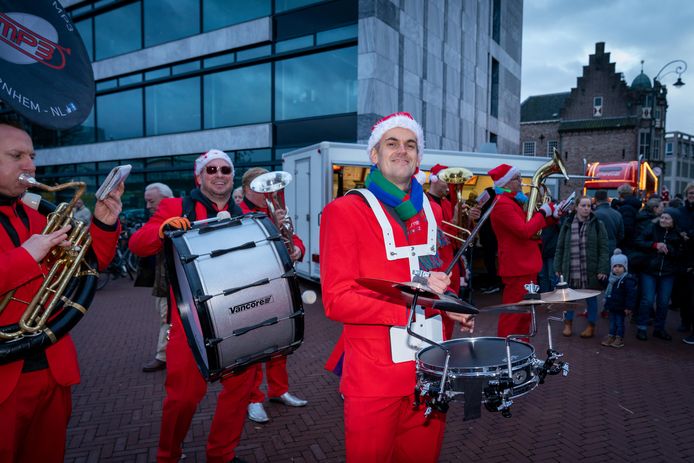 Blaasorkest MP3 in kerstpakken verraste het publiek met een breed repertoire, met ‘Uptown Funk’ als swingend hoogtepunt.
