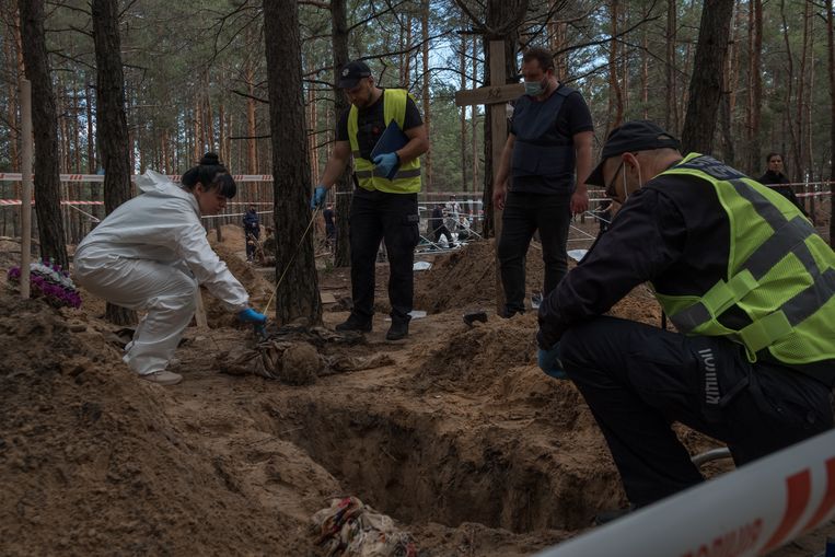 Forensische experts graven lichamen op in de bossen nabij Izjoem. ‘We moeten dit doen, zodat deze mensen niet naamloos verdwijnen.’  Beeld  Vincent Haiges