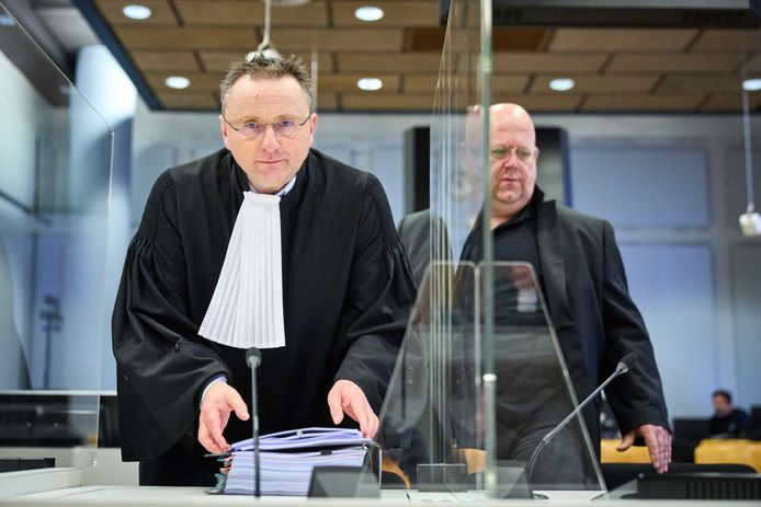 Advocaat Bart Maes (l) en neuroloog Jan Bonte (r) bij de rechtbank in Den Haag.