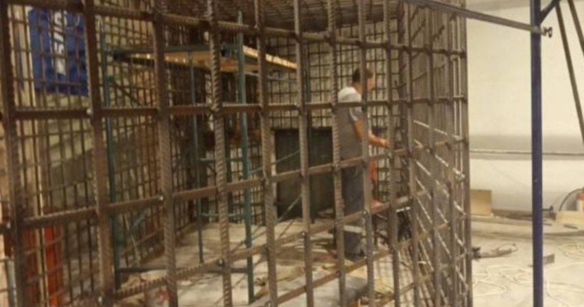 Россия строит клетки в Мариупольском театре: возможная подготовка к «судам» над заключенными украинцами |  Украина и Россия война