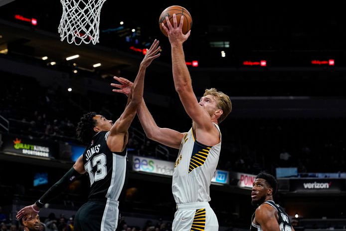 Tre Jones probeert Domantas Sabonis af te stoppen.