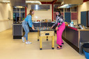 Tafelvoetballend met huisgenote Danieck Bosschaart in de gemeenschappelijke keuken.