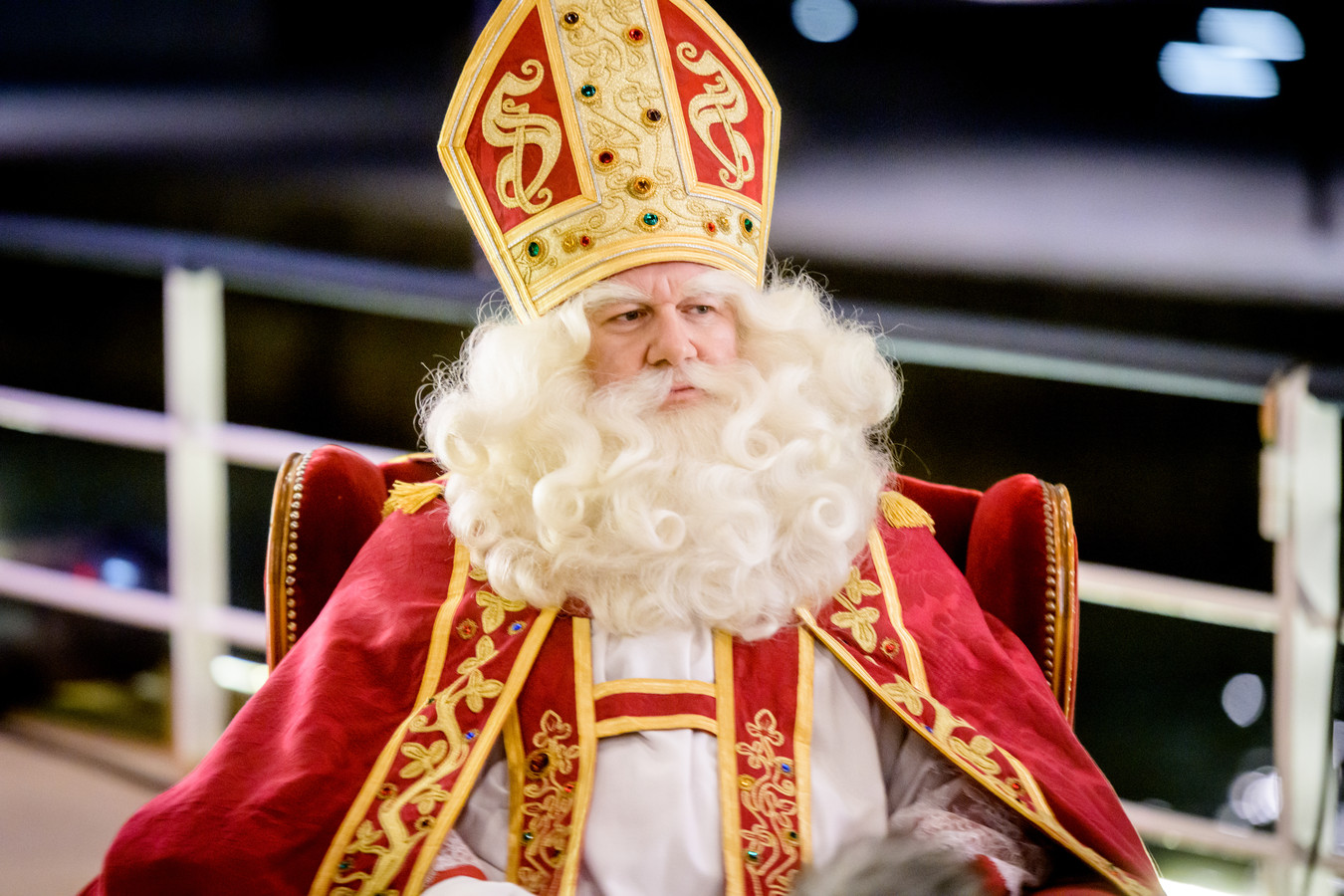 Sinterklaas meert met zijn stoomboot aan in Antwerpen op 13 november Foto pzc.nl