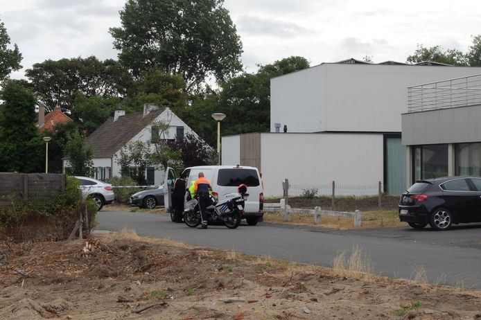 Archieffoto, juli 2018. In de Bitterzoetlaan in Oostduinkerke probeerde een Franse dievenbende een Mercedes GLE (links) te stelen door de eigenaar de bedreigen met een pistool. De politie heeft de buurt afgesloten.