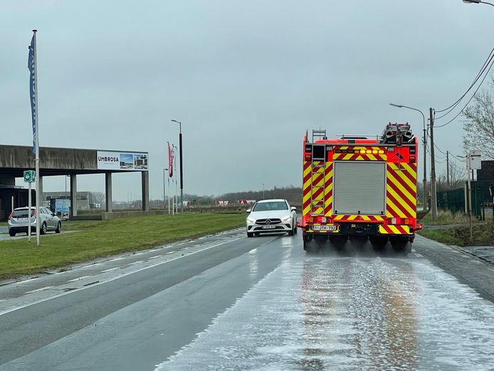 ROESELARE: langs de Beversesteenweg zorgde een sproeiwagen voor detergent op de rijweg.