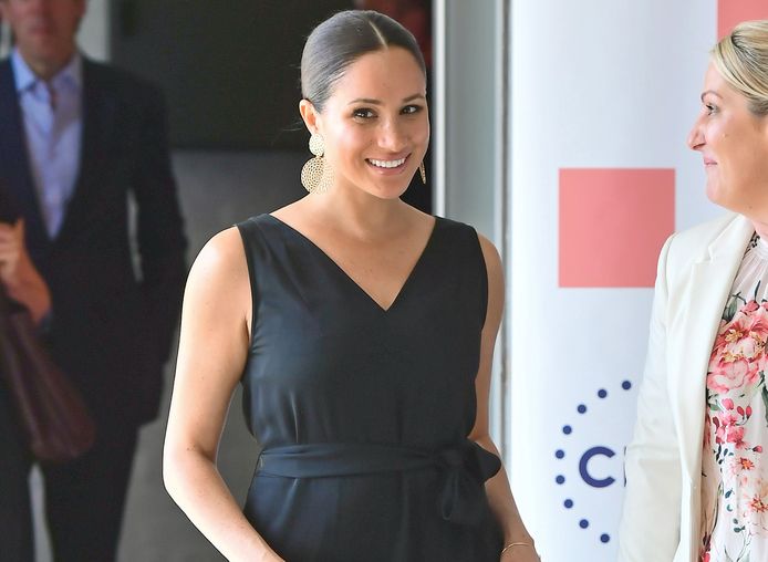 Meghan Markle vorig jaar met een jumpsuit van het nu fel bekritiseerde Everlane.