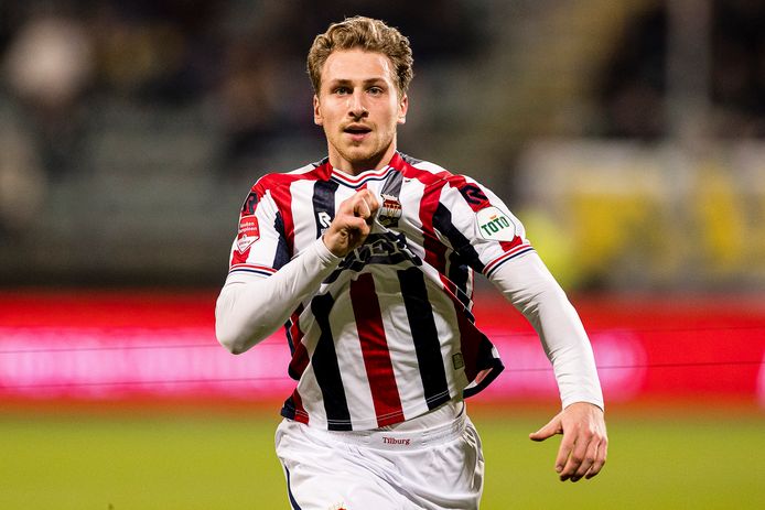 Matthias Verreth rent juichend naar het uitvak, nadat hij Willem II tegen ADO Den Haag op 1-1 heeft geschoten.