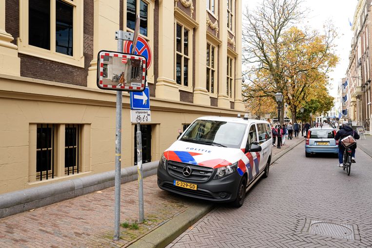 De politie voor het Mauritshuis waar de politie drie mensen heeft aangehouden. Beeld ANP