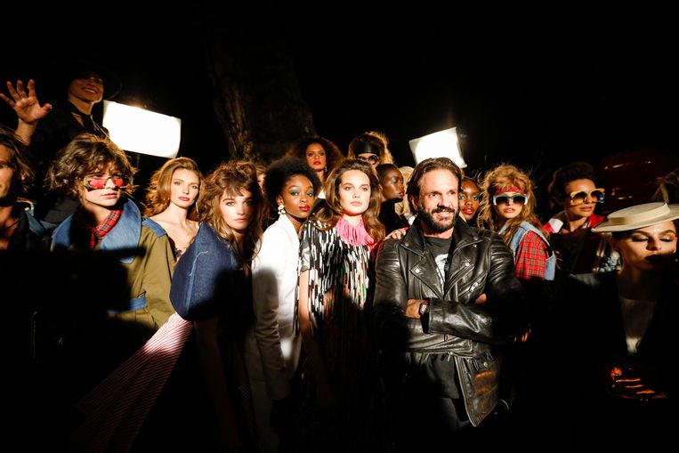 Ronald van der Kemp te midden van modellen in zijn creaties tijdens Amsterdam Fashion Week. Beeld RVDK