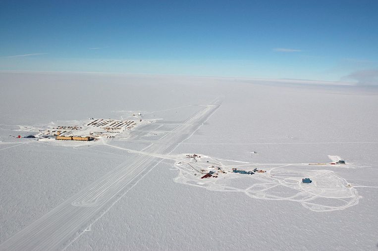 Het South Pole Station op Antarctica. Rechtsvoor de boorlocatie voor de IceCube neutrinodetector. Beeld Icecube