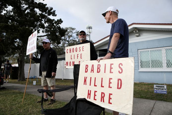 Attivisti anti-aborto davanti a una clinica femminile a Clearwater, in Florida.