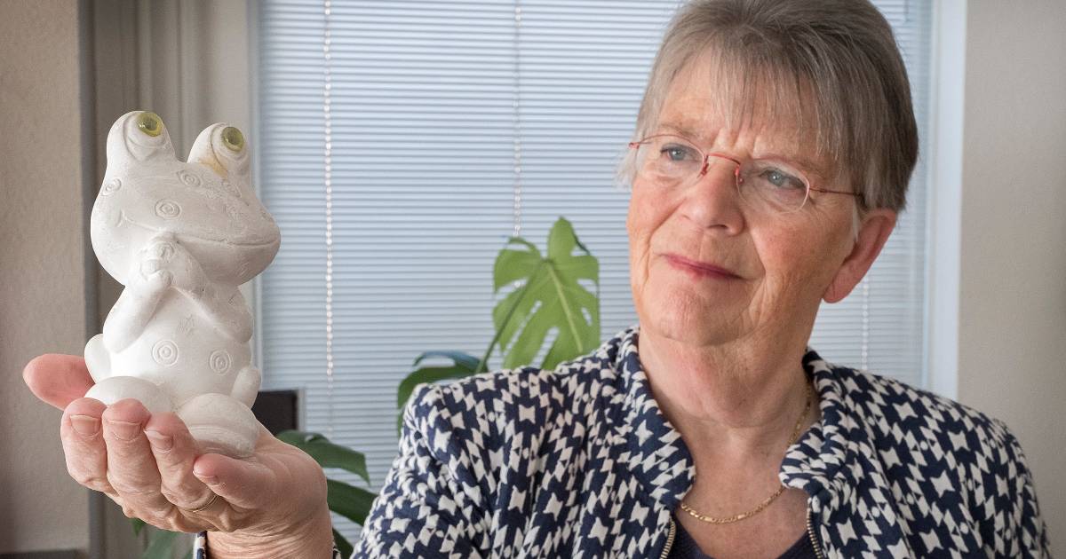 Waarom moeder Annie al 42 jaar een foeilelijke kikker in huis heeft staan: ‘Ik vind hem steeds mooie