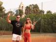 Koen De Cubber op Mallorca waar hij tennisreizen organiseert, samen met freelance medewerker Emma.