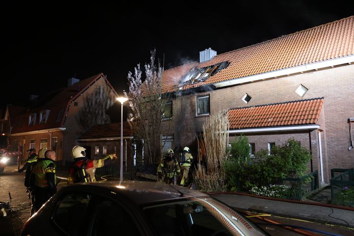 Bij een uitslaande woningbrand aan De Keijzerstraat in Zwolle heeft het dak forse schade opgelopen.