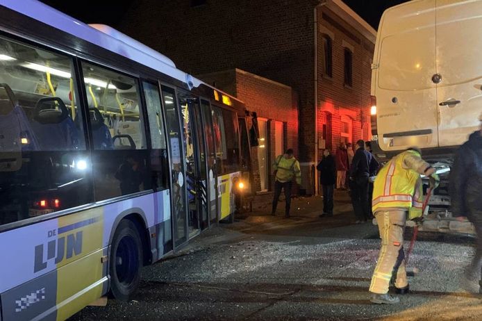 Door het ongeval met een bestelwagen op het kruispunt van Schoolstraat, Marktweg en Eersbekeweg in Goeferdinge belandde een Lijnbus tegen de hoek van een bijgebouw in aanbouw.