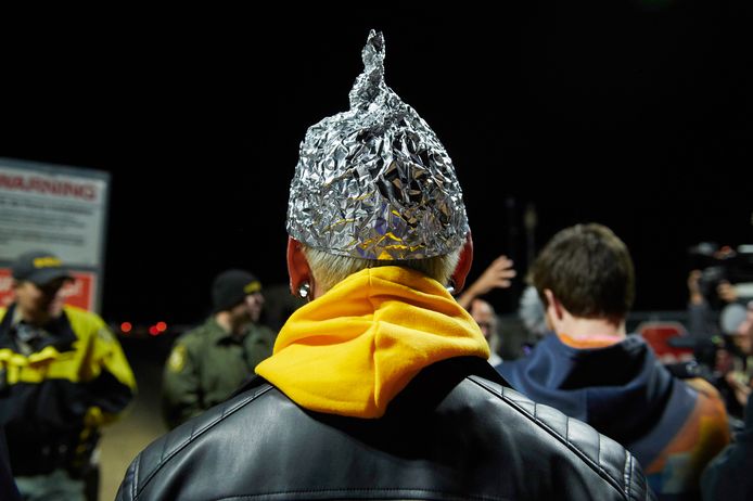 Volgens lokale media zakte slechts een honderdtal personen af naar de basis, vaak vermomd of met een hoedje van aluminiumfolie om zich "tegen straling te beschermen".