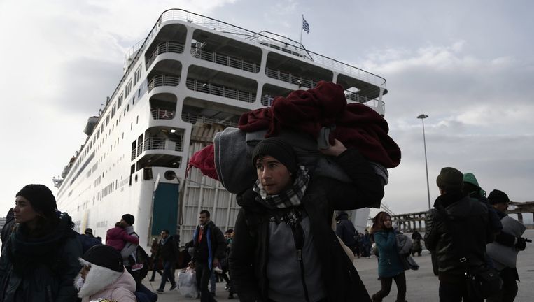 Vluchtelingen komen per boot aan in Athene, nadat ze eerst per rubberboot waren aangekomen op Lesbos. Beeld Epa