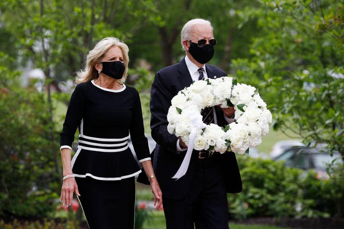 Biden verscheen maandag voor het eerst sinds 15 maart mét mondkapje weer in het openbaar tijdens een herdenking in de stad New Castle in zijn thuisstaat Delaware.