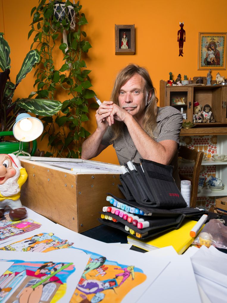 Illustrator en striptekenaar Typex. Hij maakte de grote tekeningen voor de quiz. Beeld Ivo van der Bent