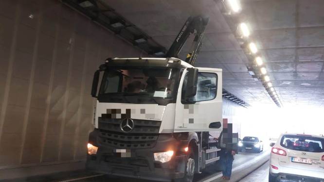Vrachtwagen rijdt zich vast in tunnel in volle spits 