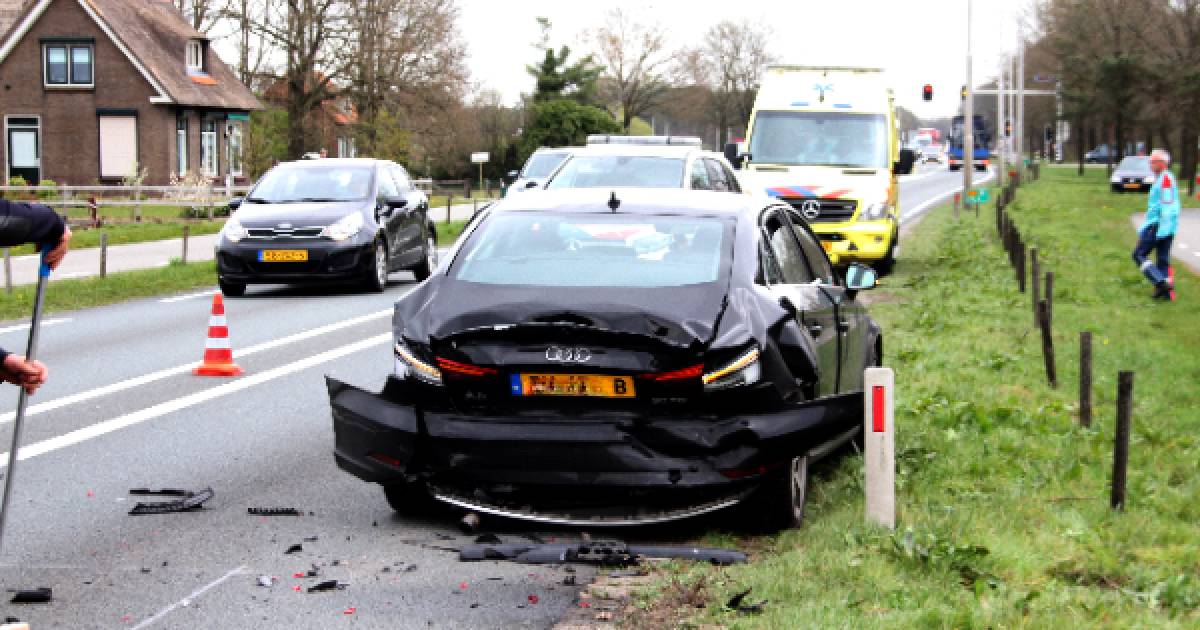 Automobilist kan busje niet meer ontwijken: harde botsing op beruchte N35 bij Haarle.