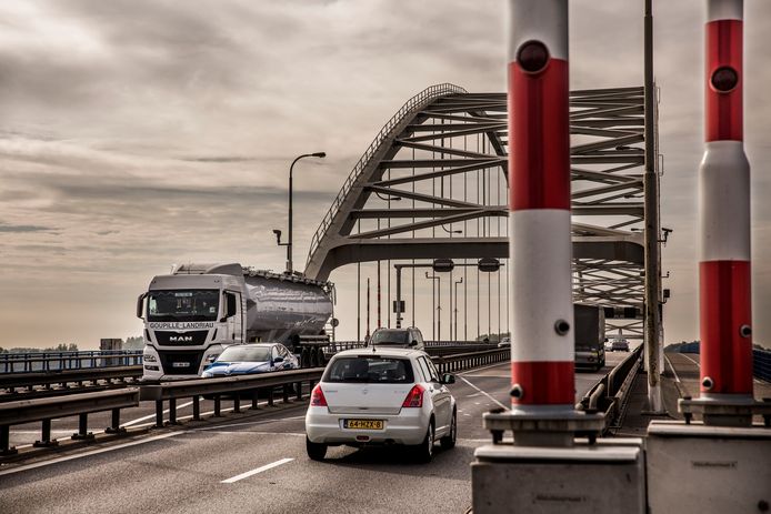 Verkeer op de Merwedebrug bij Gorinchem. Aan de overzijde werd dinsdag een slagboom stuk gereden (foto ter illustratie).