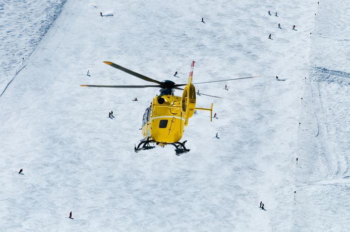Er worden aanhoudend veel ski-ongelukken in Tirol gemeld. Beeld ter illustratie, een reddingshelikopter in de bergen.
