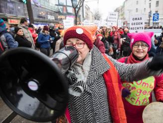 Duizenden manifesteren tegen rechtse regering in Oostenrijk