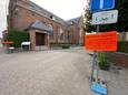 De signalisatieborden maken het verbod van werfverkeer voor de bouw van project Teunishof tijdens drukke schooluren duidelijk