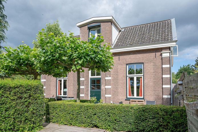 Het monumentale pand aan de Binnenweg in Ellecom waarin het Dushi Huis is gevestigd.