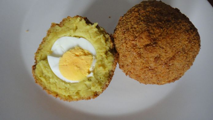 De eierbal, op z'n Gronings 'aaierbaal', is een gefrituurde snack, bestaande uit een hard gekookt ei in vleesragout met een korstje van krokant paneermeel.