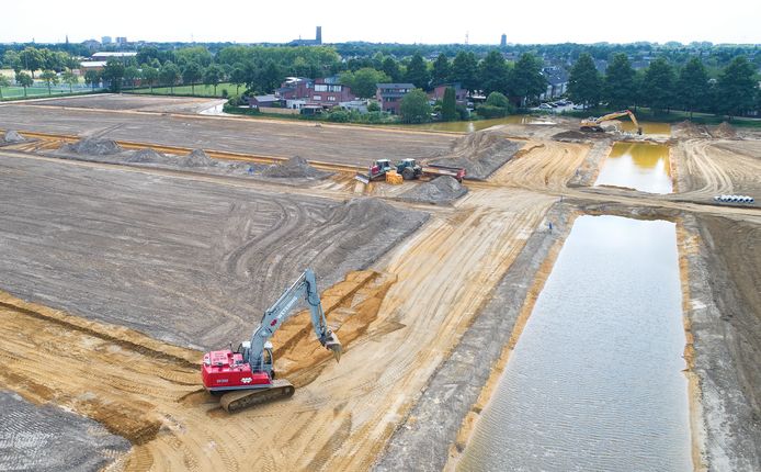 Graafmachines, trekkers en een bulldozer creëren de plattegrond van de Oijense Zij Noord in Oss.
