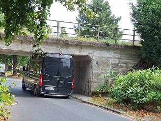 En nog maar eens prijs: vier bestelwagens beschadigd in één voormiddag aan brugje in Wondelgem