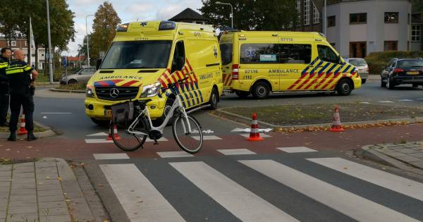Fietsster ernstig gewond door aanrijding met auto in Ede, automobilist op de vlucht.