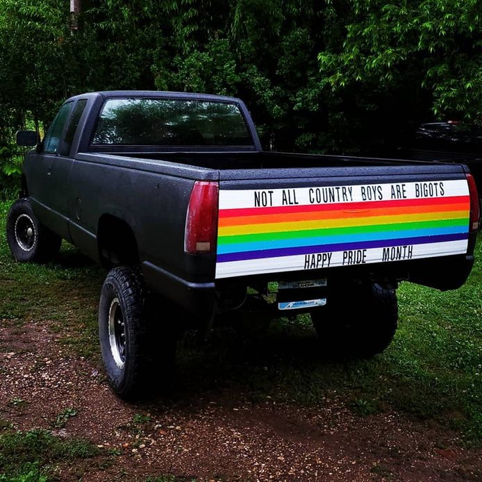 De truck van Cody Barlow met de opvallende regenboogvlag.