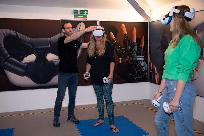 Jan Willem Prince (l) van Princescape VR in Burgh Haamstede legt aan Joan Padmos (m) en Annabel Padmos uit hoe de VR-bril werkt.