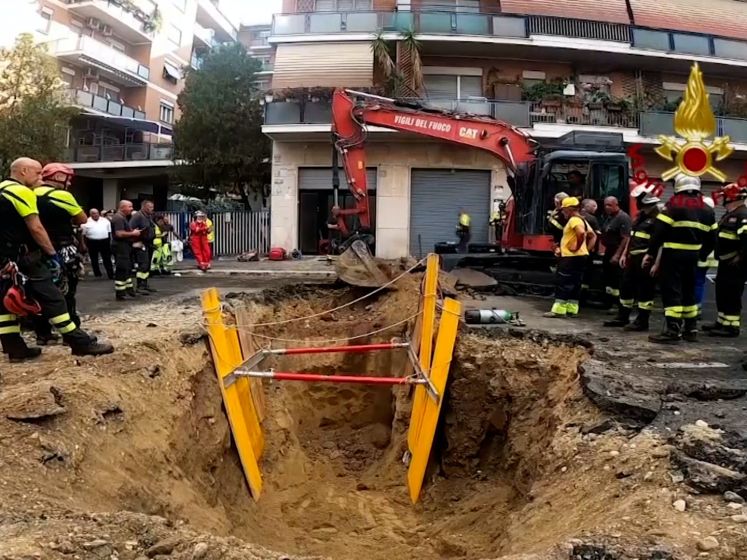 Brandweer redt man uit geheime tunnel in Rome