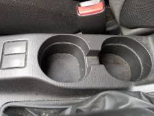 Met deze geniale truc reinig je de bekerhouders in je auto snel en eenvoudig