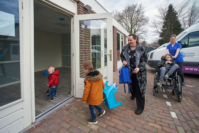 vlnr Jayvano en Gino inspecteren vast de nieuwe ruimte. Midden: Denise Toonen en in rolstoel Milan.