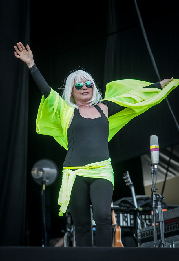 De Rebelse Blondie Zangeres Debbie Harry Wordt 75 Verstoten Kind En