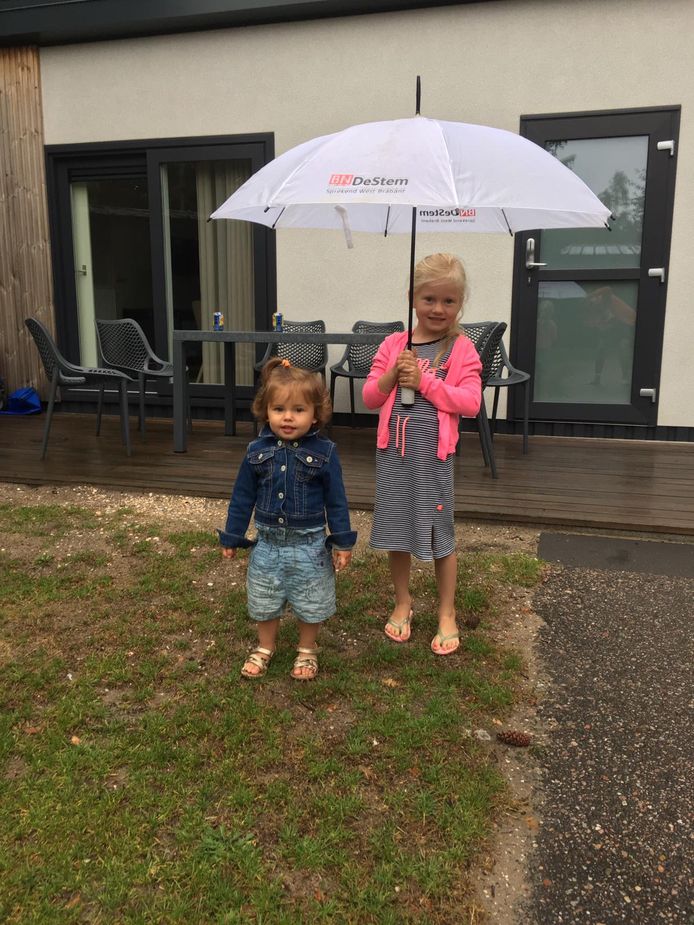 Zusjes Suus (1) en Roos (5) van der Louw op vakantie met opa en oma. Ze hadden geen last van de regen.