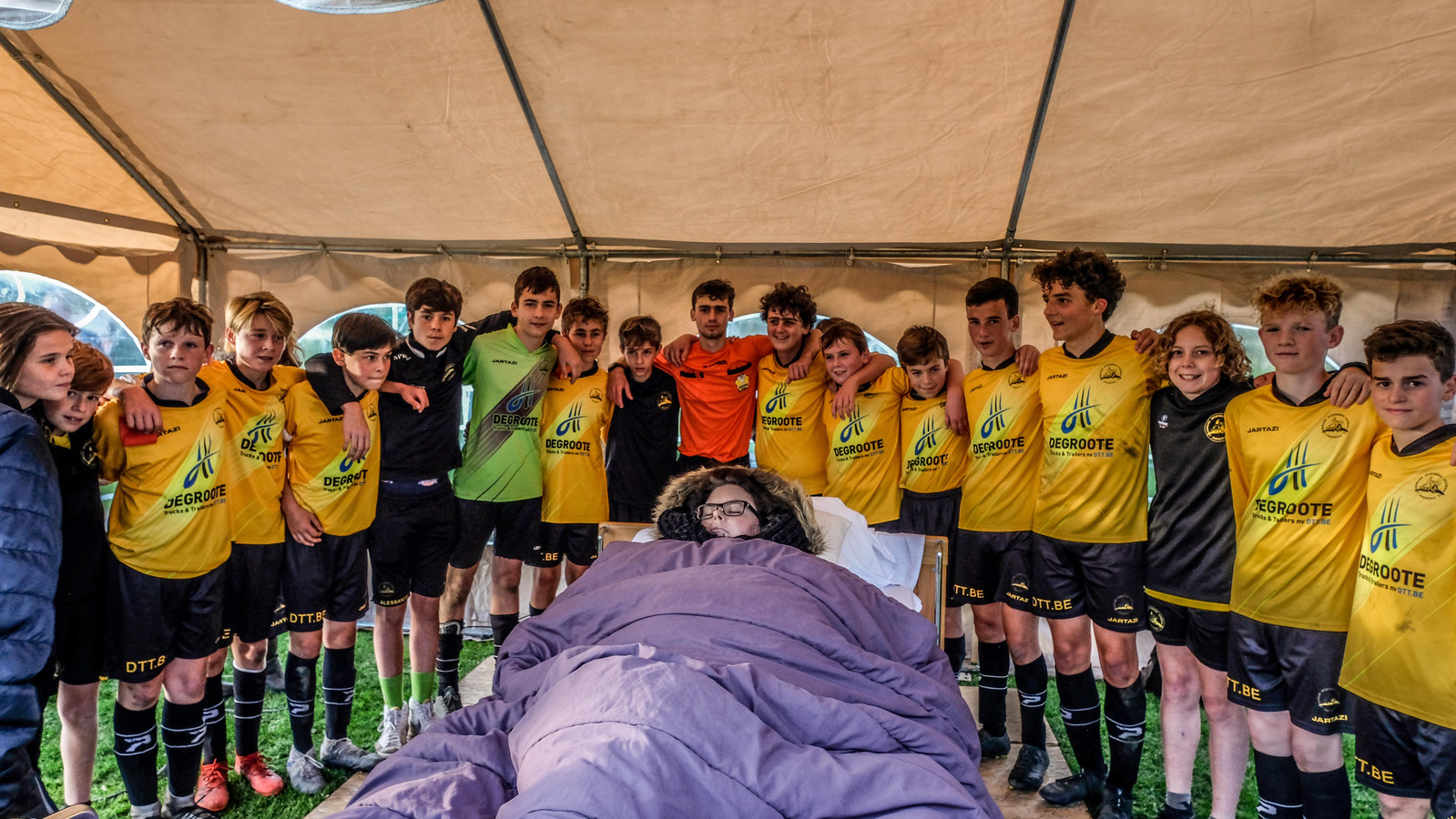 Dankzij de inspanningen van velen kon de terminaal zieke Melissa Dezitter zaterdag haar zonen Rhûne en Senne (centraal aan het hoofdeinde) aan het werk zien op het veld van  KSKV Zwevezele.