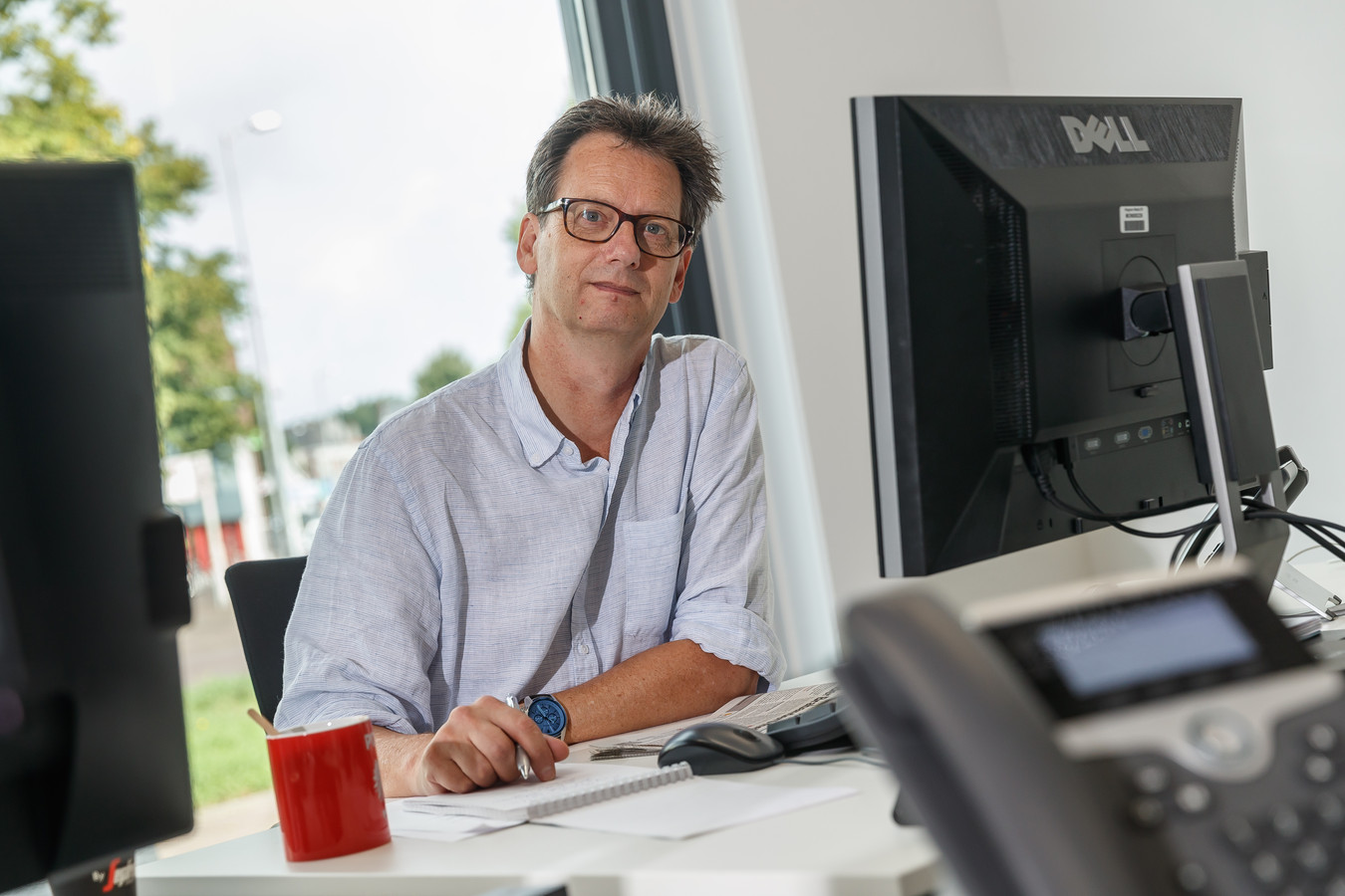 Verslaggever Nico Schapendonk heeft een hart voor regiopolitiek: ,,Ik vind het absoluut niet erg om de gemeenteraad te volgen."