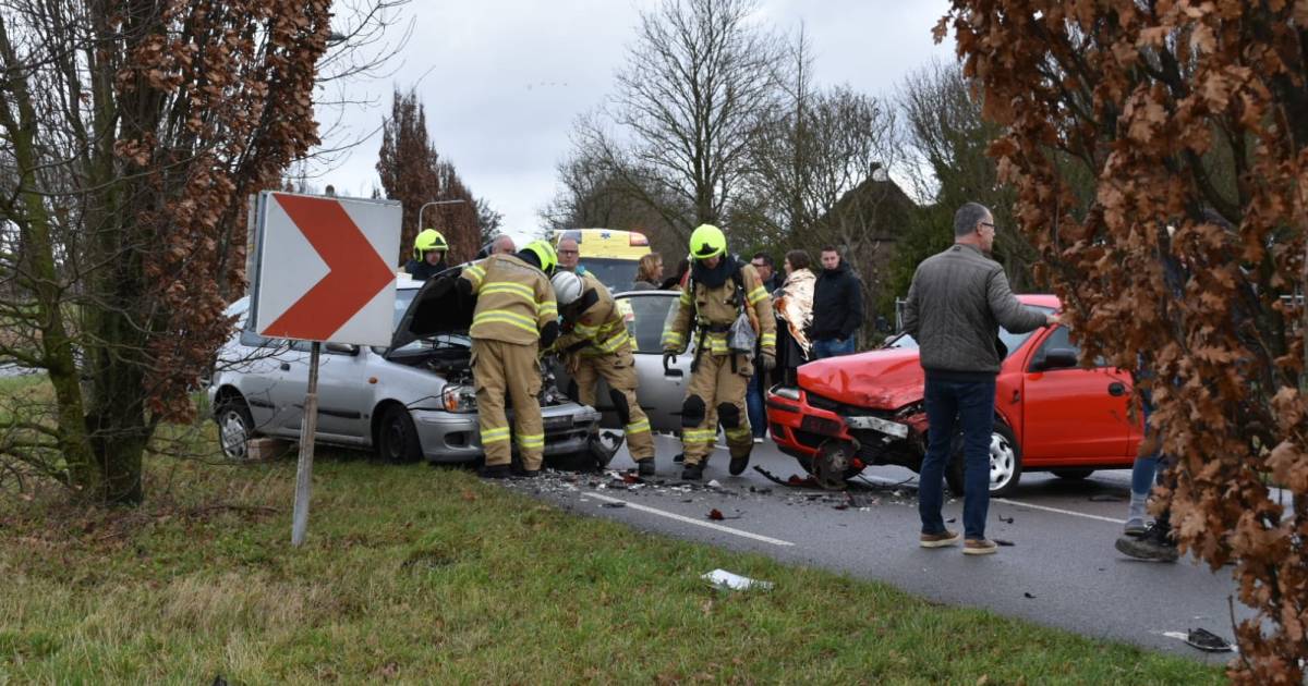 Frontale botsing tussen twee auto’s bij Doornenburg.