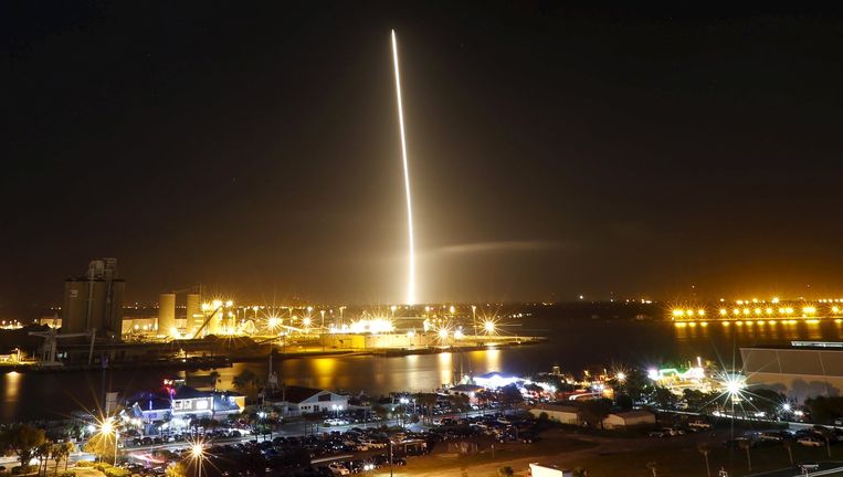 De stuwraket van de Falcon 9 keert terug naar de ruimtevaartbasis Cape Canaveral, Florida. Beeld Reuters