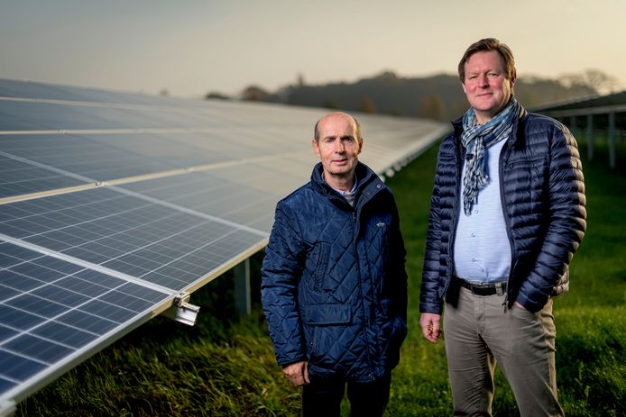 Dominique Doedens en Edward Weening (r) van Endona. De Sallandse energiecoöperatie heeft een zonnepark in Heeten. Die panelen brengen door de energiecrisis veel meer op.