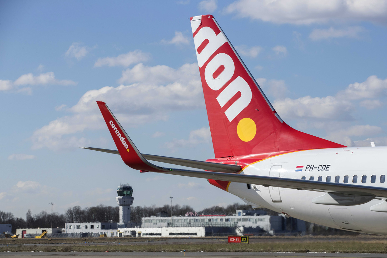 Een vliegtuig van Corendon op Maastricht Aachen Airport.  Beeld ANP